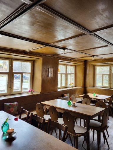 Blick von der Tür in die Stube. Blumen auf den Tischen