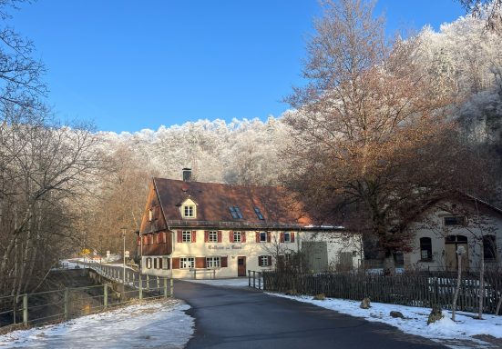 Ansicht von der Straße Richtung Lamm mit Schnee