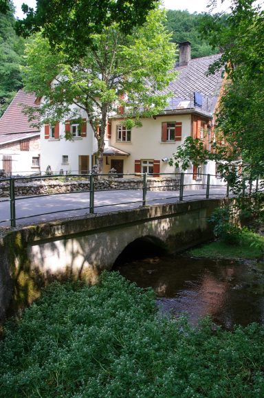Ansicht vom Ufer auf die Rückseite des Gasthaus