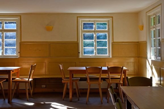Ansicht auf den Saal in Richtung Fenster 
