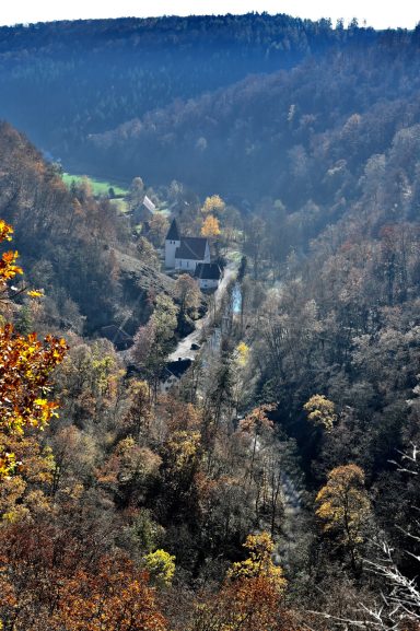 Ansicht vom Höhenweg auf das Tal und das Gasthaus zum Lamm 