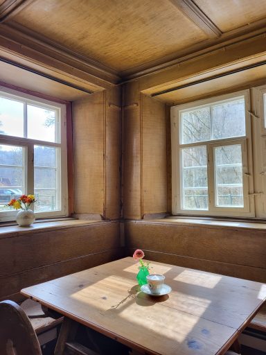 Blick auf einen Tisch in der Stube mit Blumen