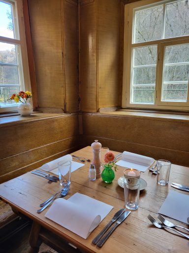 Blick von oben auf einen eingedeckten Tisch in der Stube 