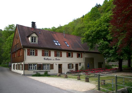 Frontalansicht auf den Haupteingang und den Biergarten